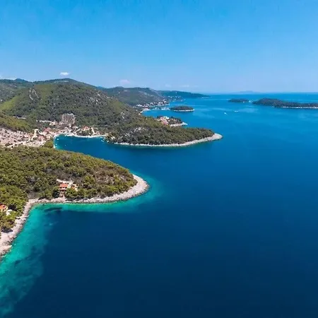 Lucy 50m From Private Beach *