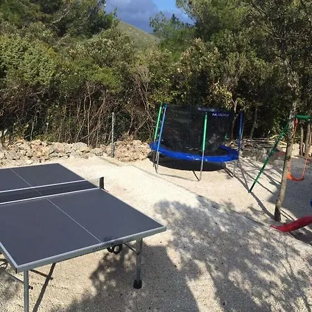 Дом отдыха Lucy 50m From Private Beach