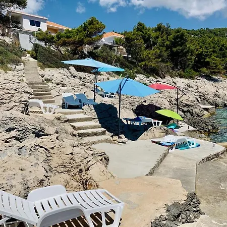 Lucy 50m From Private Beach *